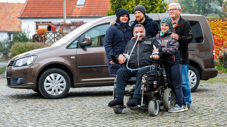 Die halbe Familie Bachmann vor dem neuen Auto: Andreas mit seinem jüngsten Sohn Vin-Luca, seinem Bruder Silvio, dessen Frau Catie und Vater Dieter.