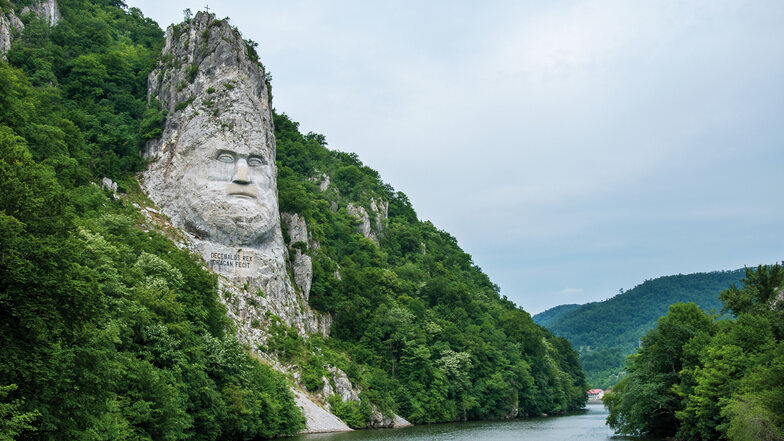 Die Reise führt auch vorbei an Europas höchster Felsskulptur, dem Dakerkönig Decebalus in Rumänien.