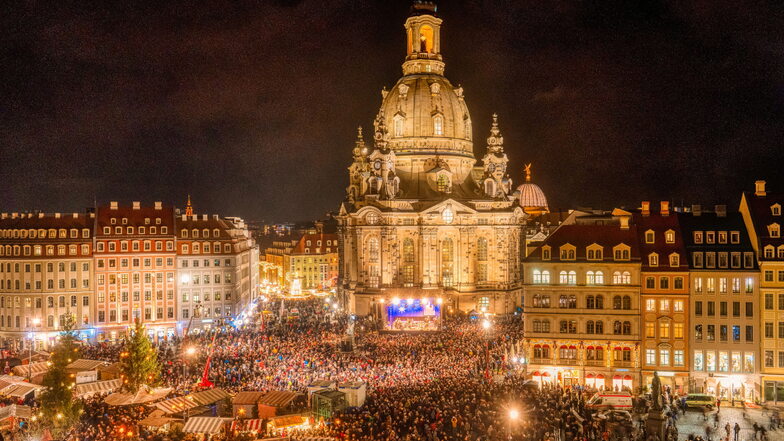 Zeitreise ins Jahr 2019: Tausende Menschen versammelten sich damals zur Weihnachtsvesper vor der Frauenkirche in Dresden