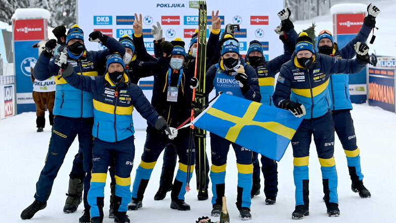 Sieger Martin Ponsiluoma (M) feiert bei der Siegerehrung mit dem schwedischen Team.