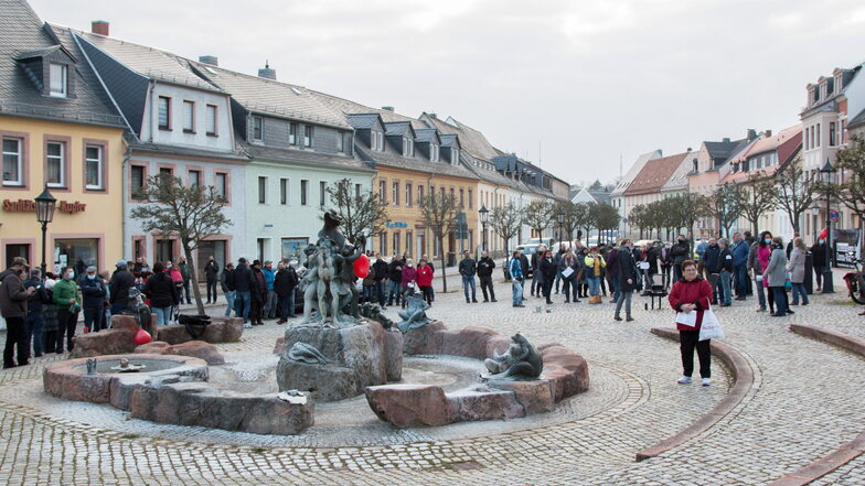 Wie hier vor zwei Wochen (19. April) trafen sich auch diesen Montag etwa 130 Menschen auf dem Harthaer Marktplatz.