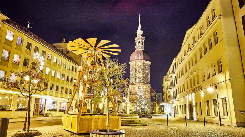 Taghell mitten in der Nacht: Der Markt in Bad Schandau erstrahlt zur Weihnachtszeit - auch dank der großen Pyramide.