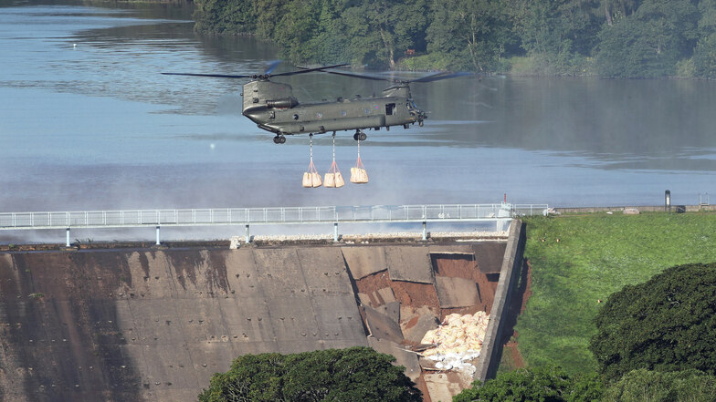 Ein Hubschrauber wirft Sandsäcke ab, um den Staudamm am Toddbrook nahe Whaley Bridge zu verstärken.