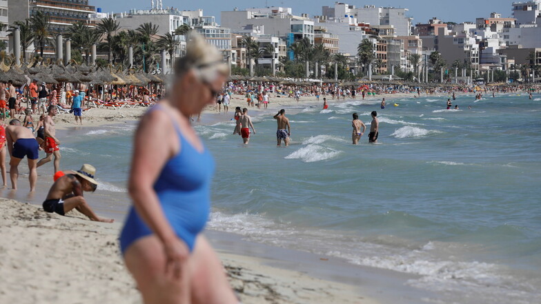 Menschen entspannen sich am Strand von Arenal. Auf Mallorca scheinen die Corona-Auswirkungen überwunden zu sein.