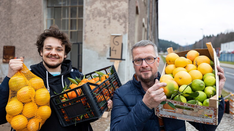 Tim (li.) und Heiko Grohmann verkaufen dieses Wochenende zum ersten Mal ihre direkt aus Sizilien importierten Orangen in Schmiedeberg.