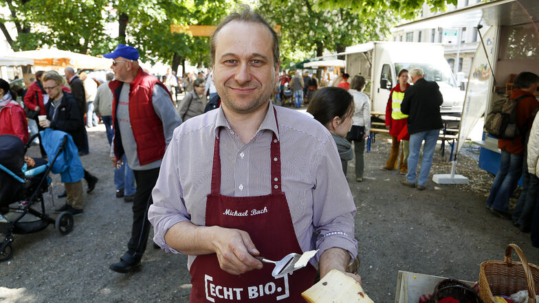 Michael Bach vom Bioladen im Bahnhof bietet bei der Naschallee Käse zum Kosten und Kaufen an.