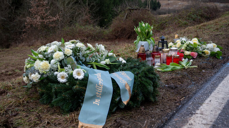 Blumen und Kerzen stehen neben der Kreisstraße 22 zwischen den Orten Mayweilerhof und Ulmet (Rheinland-Pfalz) an der Stelle, wo am Montagmorgen zwei Polizeibeamte erschossen worden.