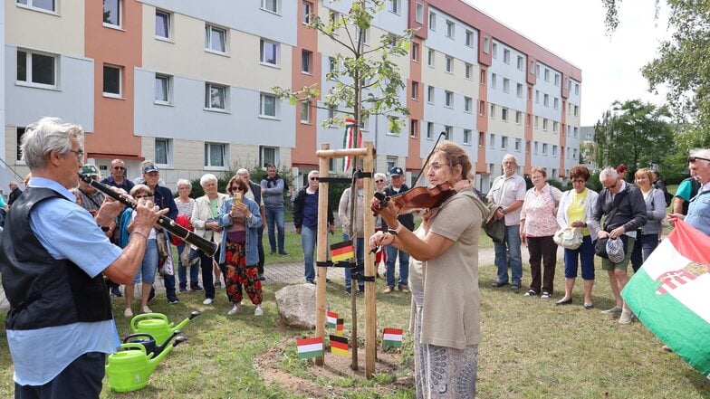 Nach der Enthüllung des Gedenksteins zur Erinnerung an die einstigen ungarischen Gastarbeiter in Weißwasser überraschte ein Mitglied des Vereins DDR-Ungarn mit dem Oberlausitzlied auf dem ungarischen Holzblasinstrument Tárogató.