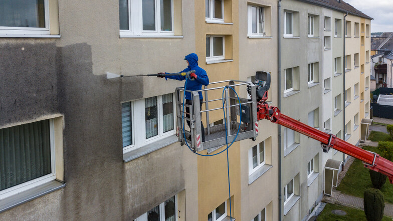 Mitarbeiter der Firma Farbnuance aus Pirna reinigen die Fassade des Wohnblocks Bahnhofstraße 71 bis 81 in Waldheim. Dabei wenden sie ein selbst entwickeltes und umweltschonendes Verfahren an.