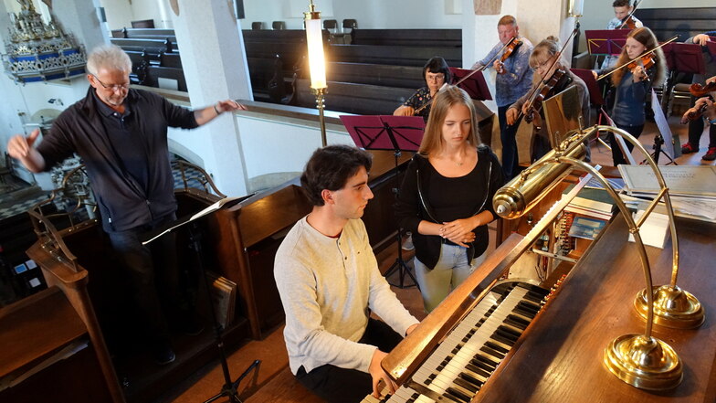 Das Kammerorchester probt unter seinem musikalischen Leiter Holger Schmidt in der Nicolaikirche für das Konzert am 3. Juli. Gastmusiker ist der Organist Pascal Kaufmann aus Augustusburg.