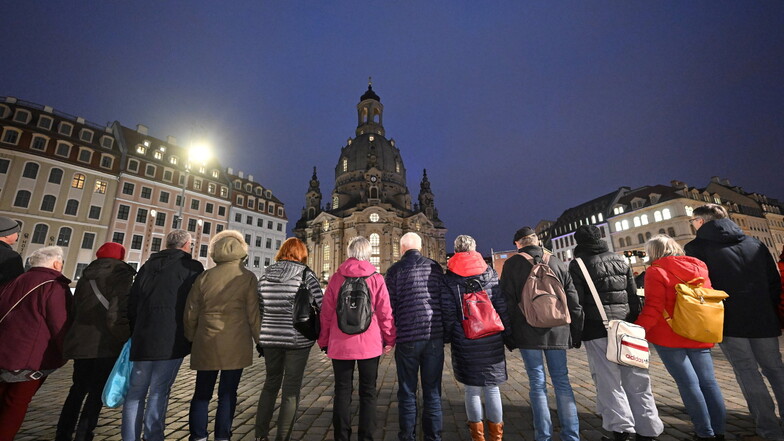 Seit vielen Jahren reichen sich Menschen zum Jahrestag der Zerstörung Dresdens auf dem Neumarkt vor der Frauenkirche die Hände. Die Menschenkette wurde auch für 2024 angemeldet.
