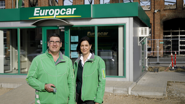 Falko Hoffmann und Pirkko Lübben von Europcar stehen vor ihrer Filiale Reichenbacher Straße. Sie ist wieder normal geöffnet.