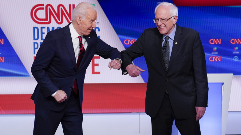 Der ehemalige US-Vizepräsident Joe Biden (l) und der linke Senator Bernie Sanders