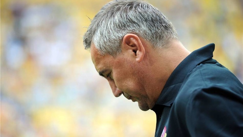 Dynamo-Trainer  Peter Pacult ahnte es wohl schon: Sein Team verlor das Heimspiel.