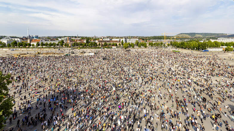 In Stuttgart trafen sich am 9. Mai mehrere Tausend Menschen, um gegen die Corona-Maßnahmen zu demonstrieren.
