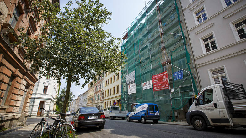 In der Emmerichstraße gibt es seit Jahren immer wieder Sanierungsarbeiten - wie hier vor vier Jahren an einer Fassade - allerdings ist auch viel zu tun.