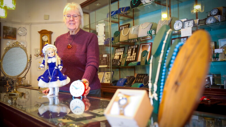 Krimhild Barthel steht mit 77 Jahren immer noch an drei Tagen in der Woche in ihrem Schmuck & Uhrenladen an der Rosa-Luxemburg-Straße in Kamenz. Sie liebt vor allem die Kommunikation mit ihrer Kundschaft.
