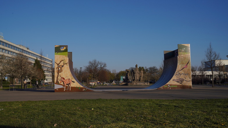 Halfpipe an der Skateranlage Lingnerallee in Dresden wird abgebaut