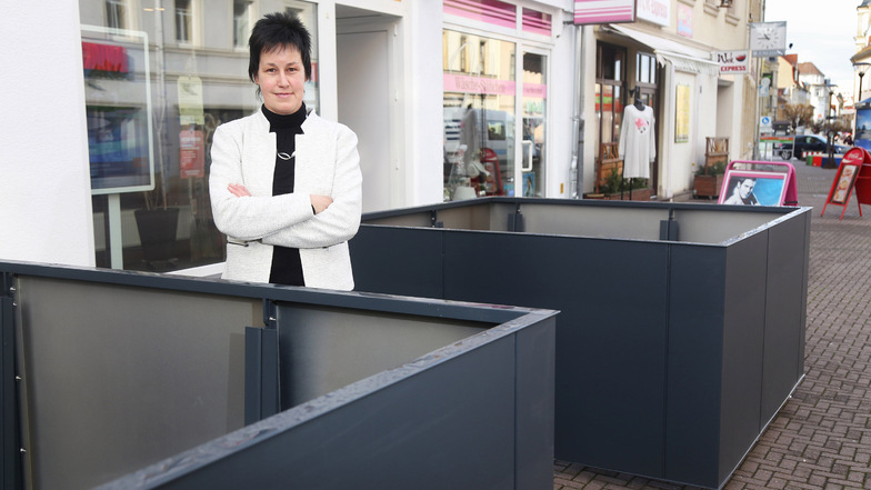 Die neuen Pflanzkübel könnten zum Problem für die Händler werden, fürchtet Kerstin Burkhardt. Sie versperren den Blick in die Schaufenster und nehmen viel Platz weg, sagt die Inhaberin des Wäsche-Stübchens in der Hauptstraße.