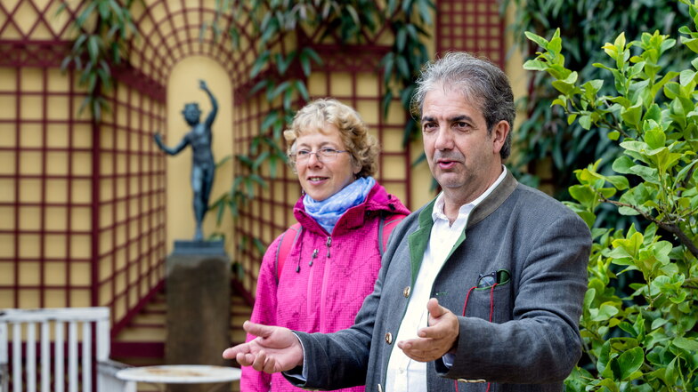 José Manuel Ladrón de Guevara, Kunsthändler und Eigentümer, erklärt die Besonderheiten des Palaishauses an der Töpferstraße, hinten Besucherin Liane Schenk.