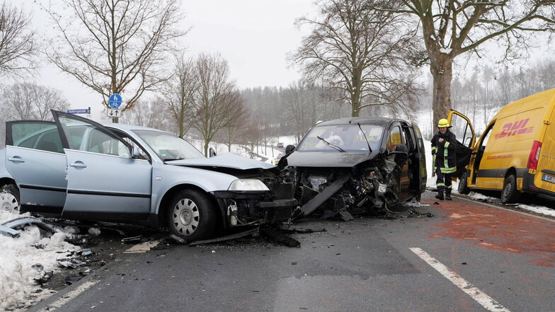 Ein Unfall mit drei beteiligten Autos hat sich am Donnerstagmittag in Sohland ereignet.