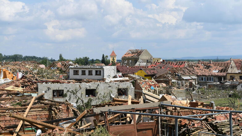 Blick auf das schwer vom Tornado getroffene Dorf Mikulcice.