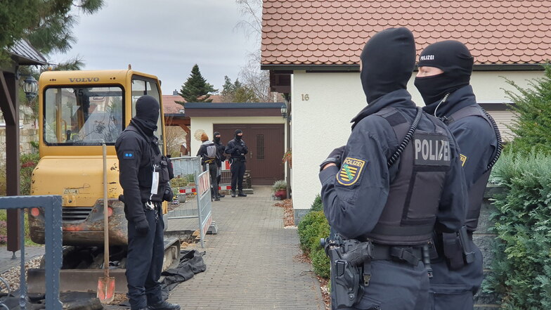 Im Haus eines der Beschuldigten suchte die Polizei während einer großangelegten Razzia im Dezember vor zwei Jahren nach Beweisen für die Mordpläne. Foto: Tobias Wolf