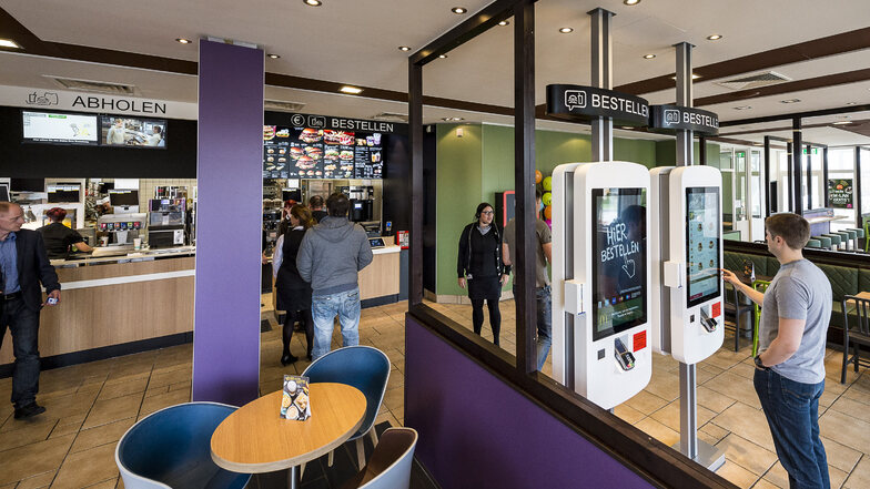 McDonalds heute: 2017 wurde die Filiale in Königshufen modernisiert. 2018 eröffnete Burger King in Sichtweite einen Neubau.