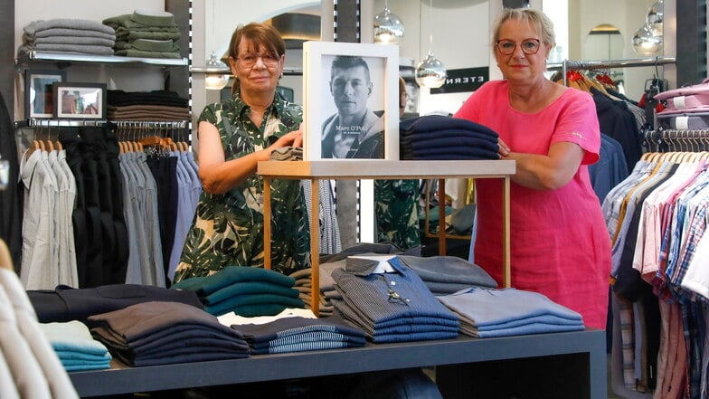 Ute Bellack (rechts) ist als neue Mitarbeiterin seit Monatsbeginn im Modehaus Thomas beschäftigt und unterstützt Senior-Chefin Sieglinde Wünsche (links) und Inhaberin Anja Berndt.