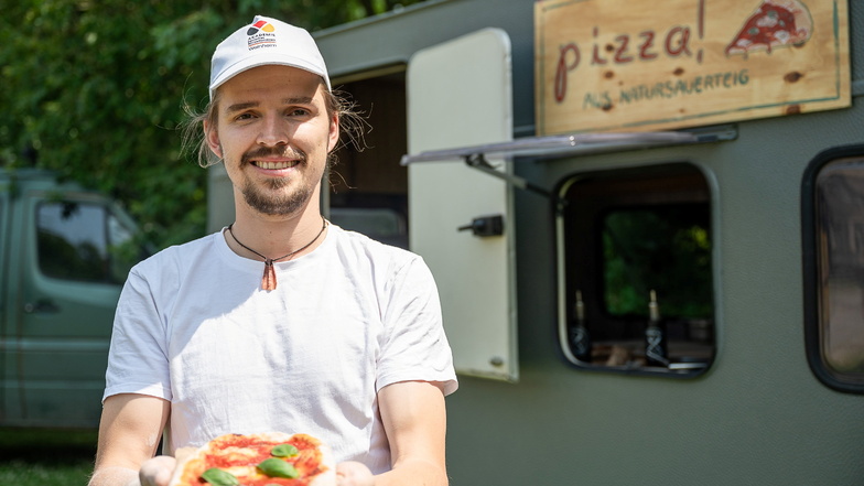 Aus diesem umgebauten Campinganhänger verkauft Joachim Marschall Pizza aus Natursauerteig.