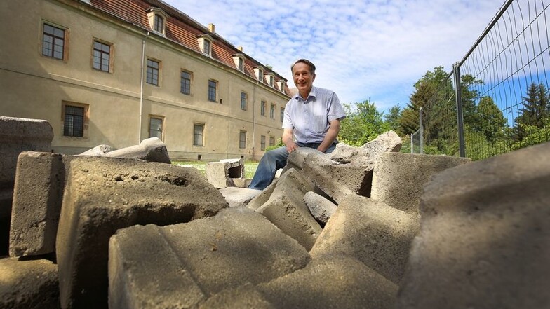 Da hatten die Helfer von der Interessengemeinschaft noch die Arbeit vor sich: Steffen Frenzel präsentiert stolz den Haufen Steine, der zum großen Teil von einem Hermsdorfer gespendet worden war.