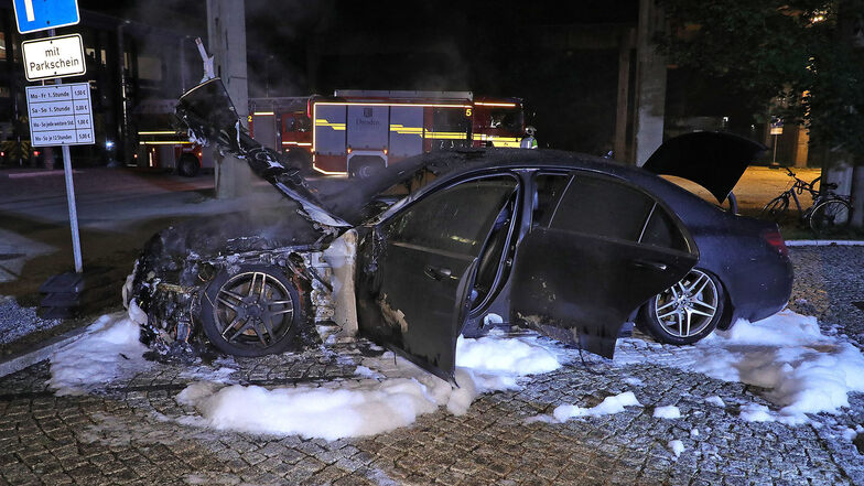 Dieser Mercedes brannte auf dem Gelände des Gewerbeparks "Zeitenströmung" teilweise aus.