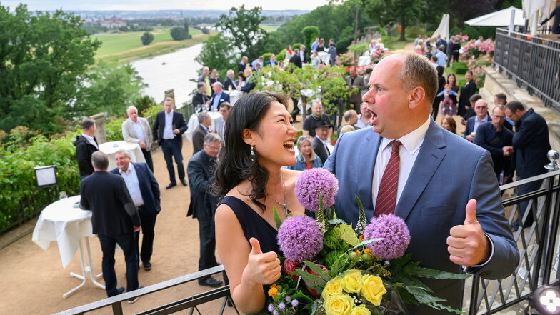Dirk Hilbert, wiedergewählter Oberbürgermeister der Stadt Dresden, jubelt mit Ehefrau Su Yeon nach dem zweiten Wahlgang der Oberbürgermeisterwahl im Schloss Eckberg.