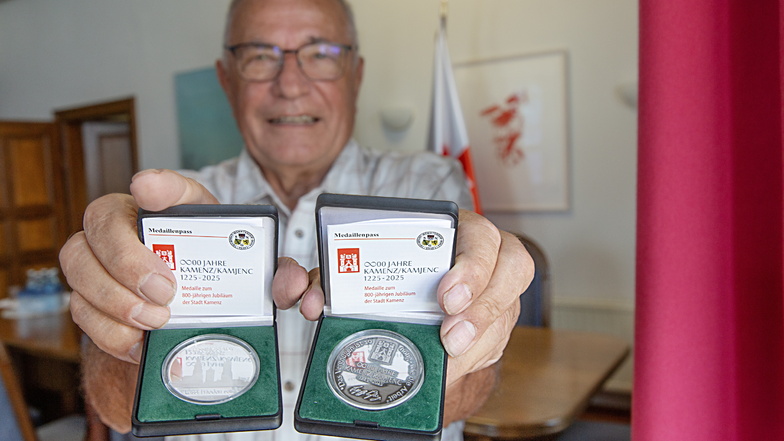 Dr. Rudolf Reimann, Vizepräsident der Sächsischen Numismatischen Gesellschaft, freut sich über die gelungenen Medaillen zum 800. Stadtjubiläum von Kamenz.