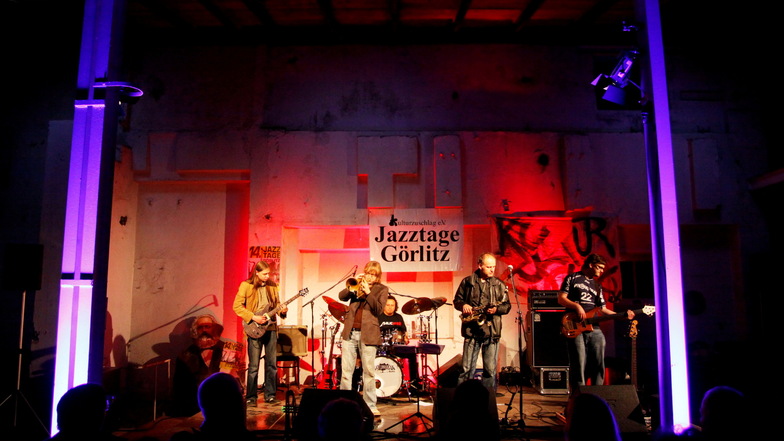 Vor einigen Jahren spielte die polnische Band Funk de Nite zur Eröffnung der Jazztage in einer alten Fabrikhalle auf der Christoph-Lüders-Straße.