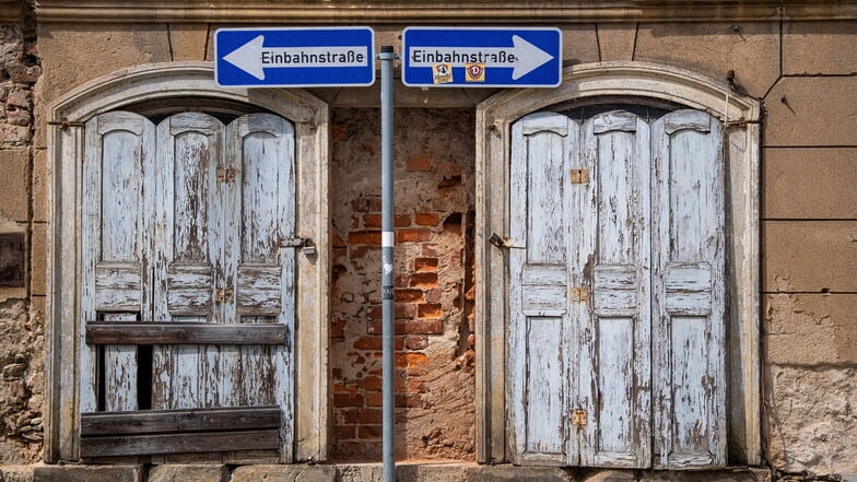 In Großenhain hat sich nach der Wende viel getan -  auch dank Volksfesten wie Landesgartenschau und "Tag der Sachsen". Zwischen Schönheit und Verfall liegen auch in der Innenstadt nur wenige Schritte.