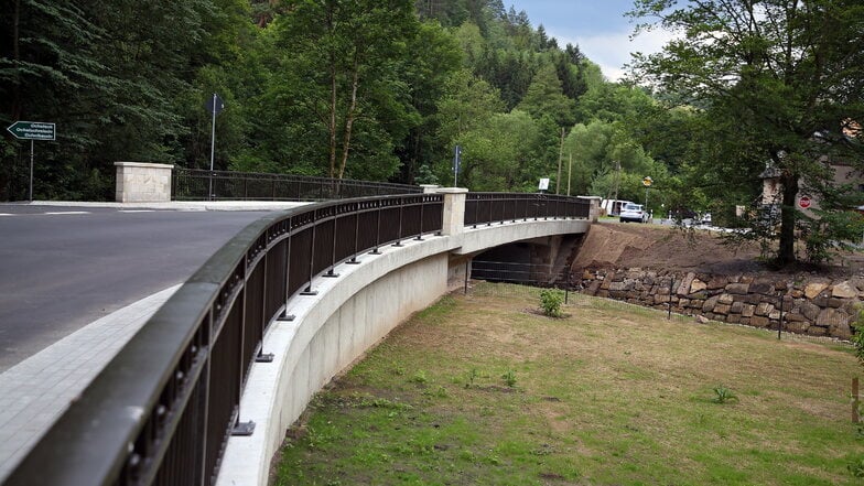 Jetzt sind auch die Restarbeiten an der neuen Brücke erledigt. Die zuletzt halbseitige Sperrung wurde aufgehoben.
