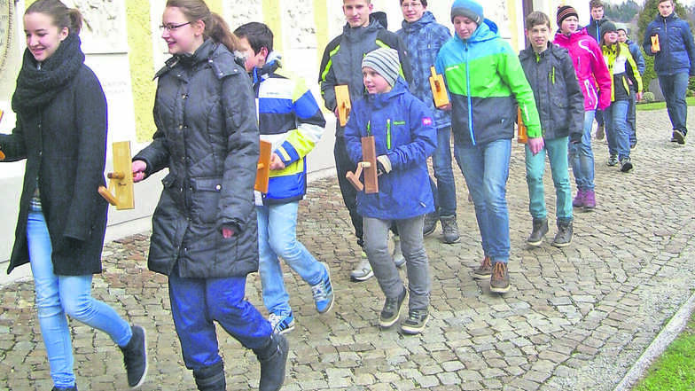 In Schirgiswalde ersetzen Mädchen und Jungen Karfreitag und -samstag mit Klappern das Geläut.