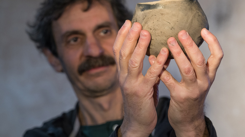 Chefarchäologe an einer spektakulären Ausgrabung:  Harald Stäuble präsentiert eine mehr als 7.000 Jahre alte Schale, gefüllt mit Nahrung. Und diese wurde geopfert.