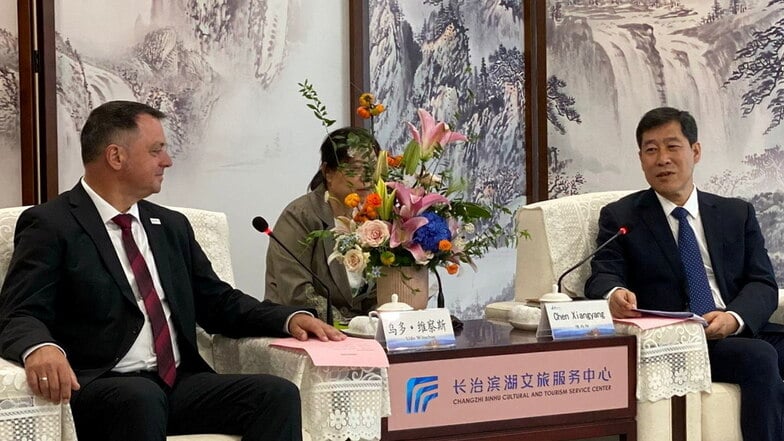 Bereits 2023 war der Bautzener Landrat Udo Witschas (l.) mit einer Delegation in China. Jetzt steht erneut eine Reise in die Partnerprovinz Shanxi an.