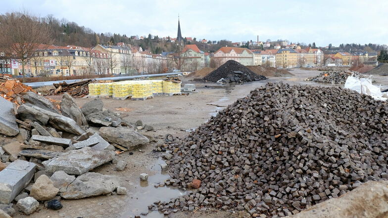 Der frühere Kohlelagerplatz soll umgestaltet werden. Ein großer Teil des Natursteinpflasters wurde geborgen und in Zaschendorf eingelagert.