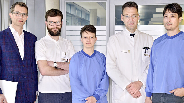Professor Mario Rüdiger (Zweiter von rechts) mit seinem Team, das aus der Nabelschnur Neugeborener Zellen für die Heilung von Corona-Kranken gewinnt.