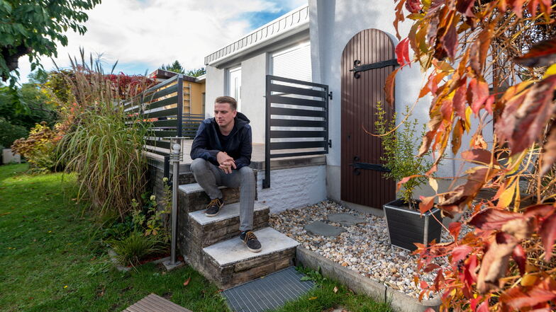 Inzwischen sitzt Stefan Kowe vor seiner wiederaufgebauten Laube in der Kleingartenanlage Hohendölzschen.