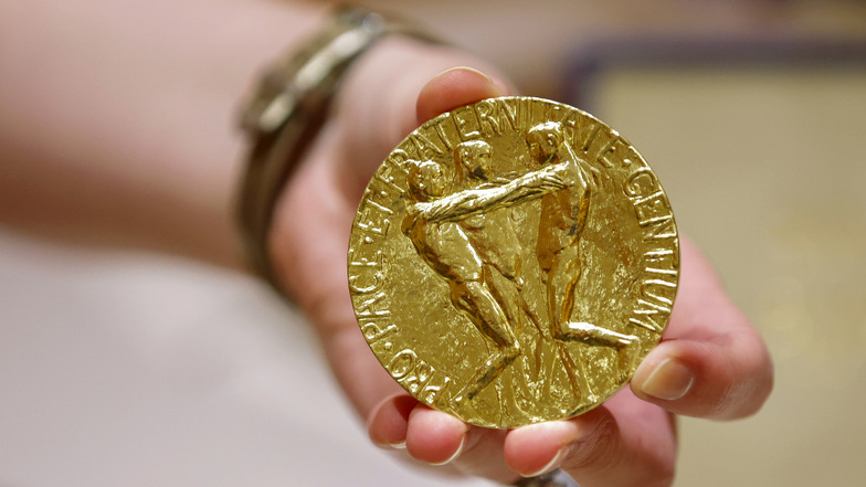 Die 23-karätige Goldmedaille des russischen Journalisten Dmitri Muratow für den Friedensnobelpreis 2021 wird vor der Versteigerung im Times Center gezeigt.