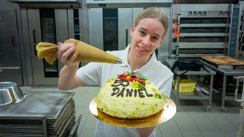 Celine Lange steht kurz vor den Abschlussprüfungen. In der Bäckerei Körner in Großweitzschen erlernt sie den Beruf der Konditorin.
