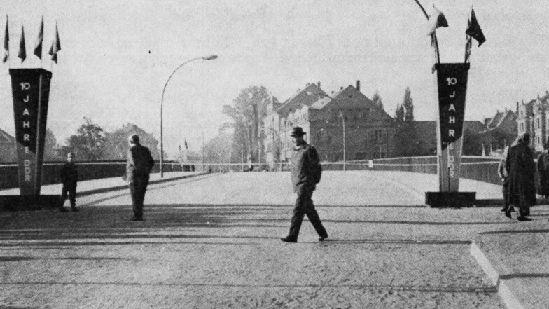 Die Brücke am 7. Oktober 1959, dem Eröffnungstag. Die Säulen links und rechts weisen auf den 10. Jahrestag der DDR hin.