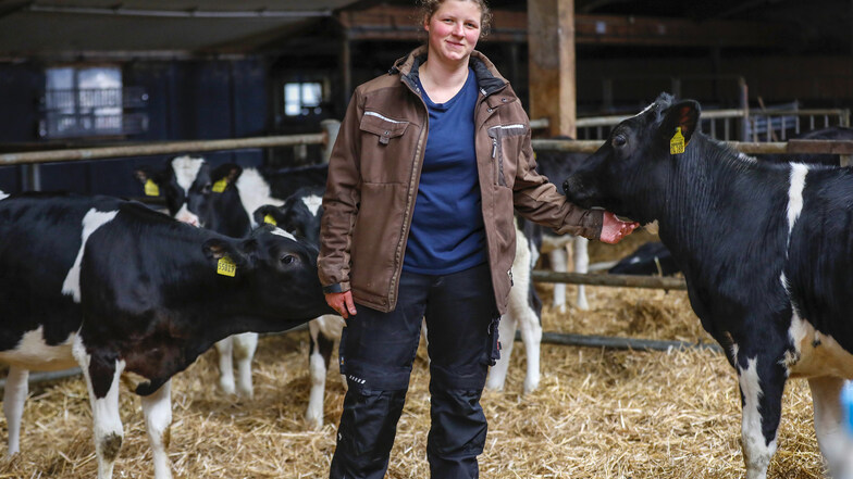 Teresa Lowaschi lernt im ersten Lehrjahr im Agrarbetrieb Schlegel/Dittelsdorf. Dort ist sie unter anderem für die Kälber verantwortlich.