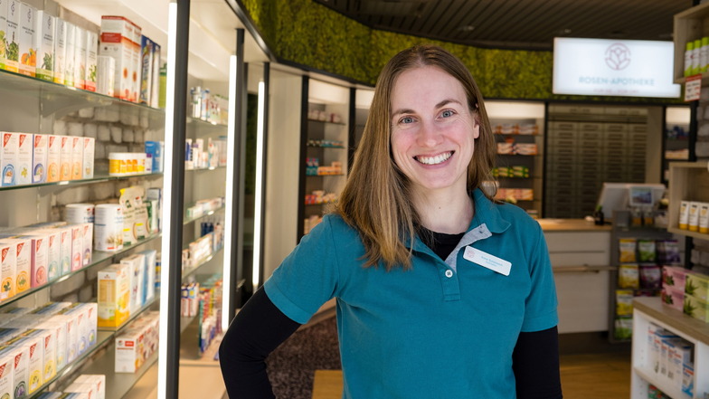 Apothekerin Anne Schöneich freut sich, dass der Anfang in der Rosen-Apotheke in der Görlitzer Kö-Passage geschafft ist.
