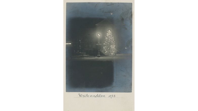 "Weihnachten 1928" steht handschriftlich auf der alten Postkarte mit dem Weihnachtsbaum auf dem Altmarkt vor dem Rathaus bei Nacht. Es ist die älteste weihnachtliche Aufnahme für Bischofswerda aus dem Stadtarchiv.