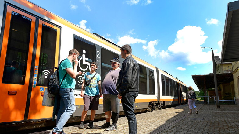 Die ersten Fahrgäste steigen am Sonntag beim Seifhennersdorfer Bahnhof ein und aus.